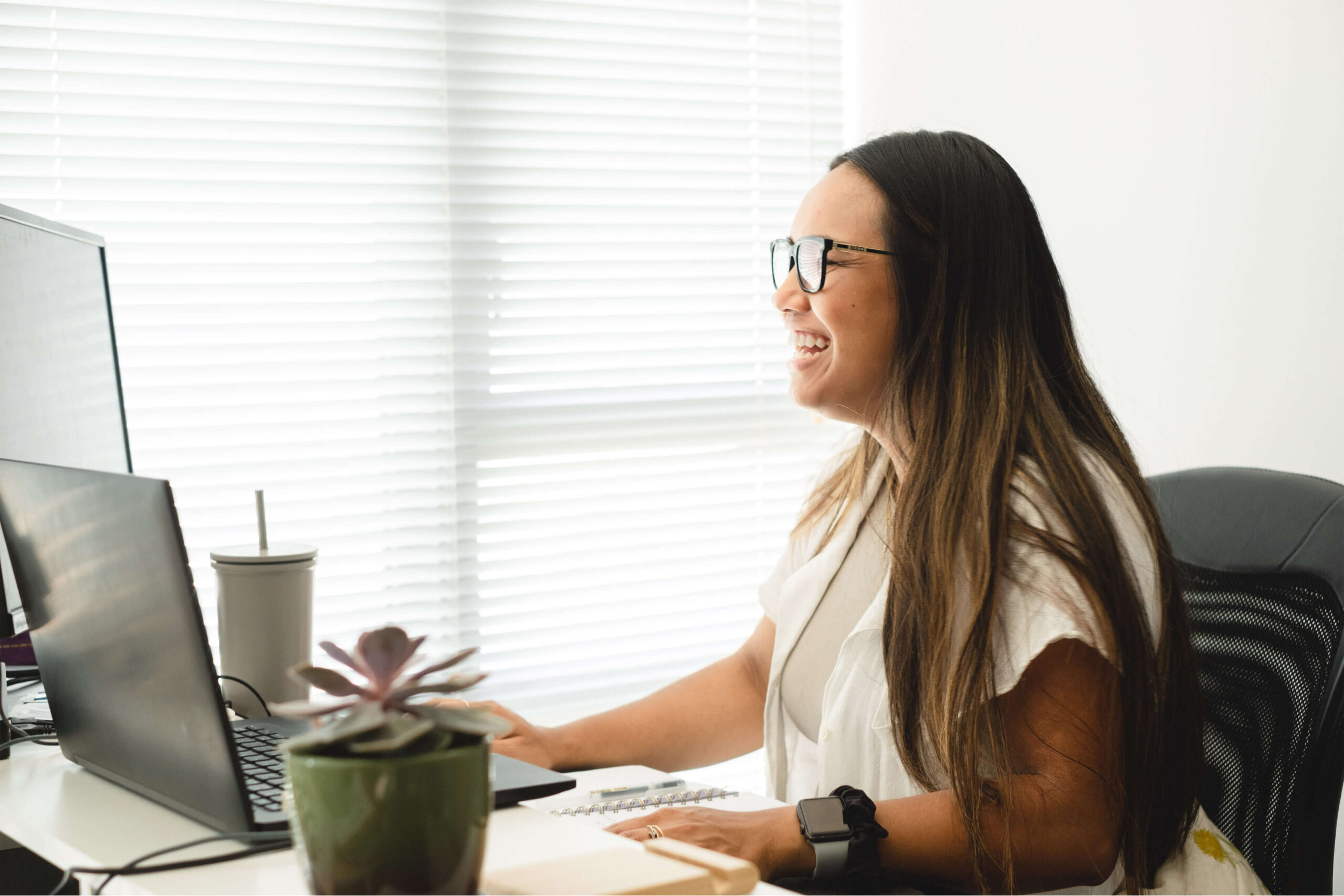 woman using conversation intelligence tools at her desk